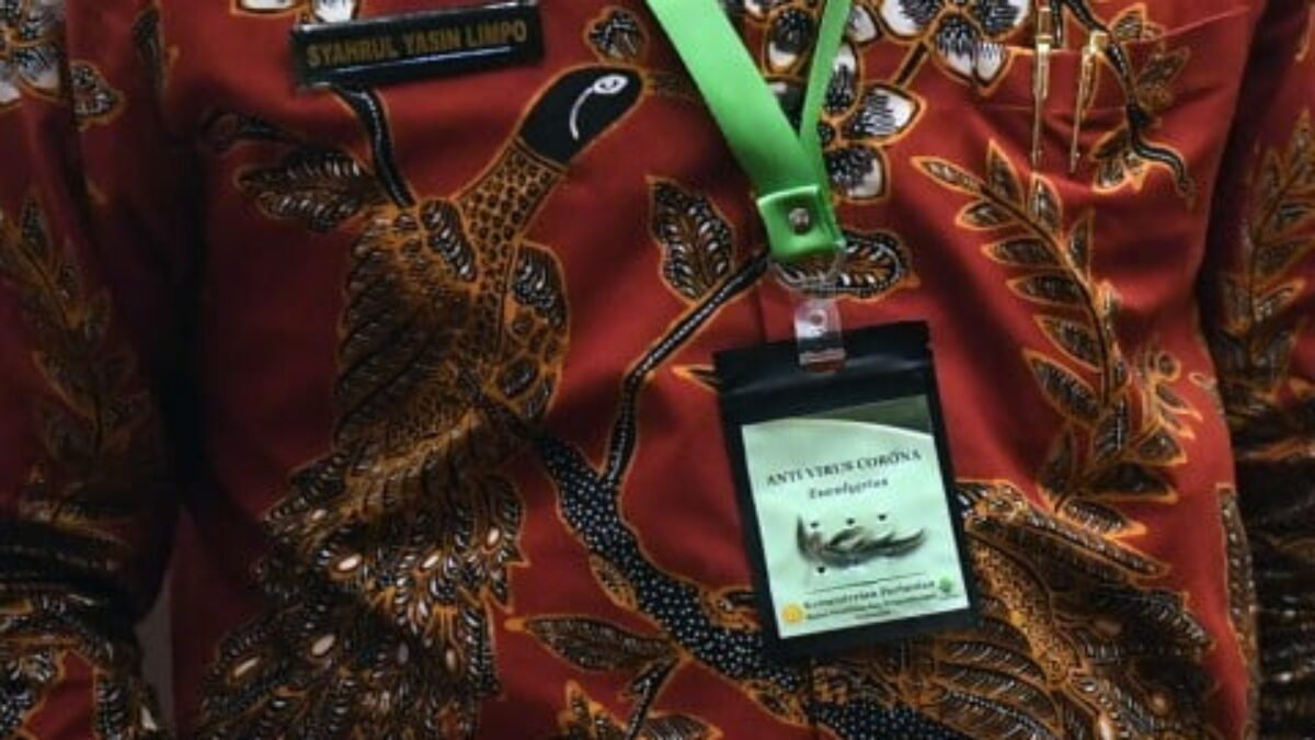 Artis-Artis Yang Merapat Ke Istana Mendapat Souvenir Kalung Anti Virus Artis-Artis Yang Merapat Ke Istana Mendapat Souvenir Kalung Anti Virus