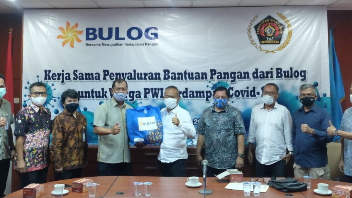 Bulog Gandeng PWI Peduli Salurkan Bantuan Pangan Dampak Covid-19 Bulog Gandeng PWI Peduli Salurkan Bantuan Pangan Dampak Covid-19
