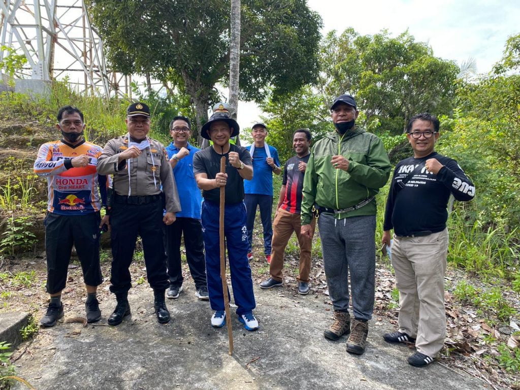 Lewat Hiking di Papua, Tito dan Isteri Jalin Kekompakan dengan Para Dirjen dan Pejabat Teras Papua