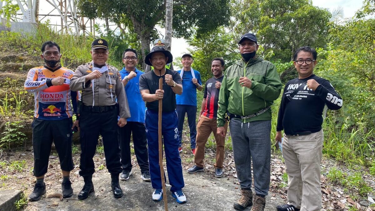 Lewat Hiking di Papua, Tito dan Isteri Jalin Kekompakan dengan Para Dirjen dan Pejabat Teras Papua