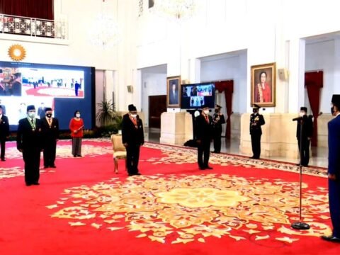 Megawati dan Ahwil Lutan Mendapat Tanda Jasa Kepeloporan di Istana Negara