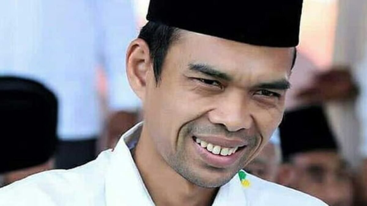 Ustad Abdul Somad Kunjungi Markas Satgas Covid 19 Ustad Abdul Somad Kunjungi Markas Satgas Covid 19