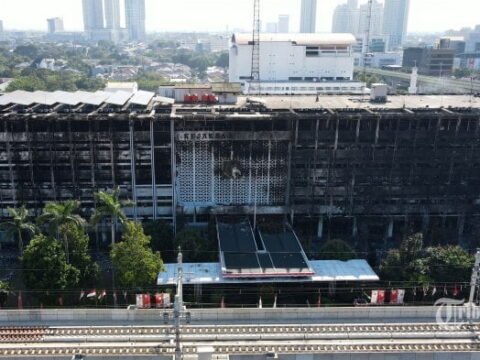 Kejagung Dibakar atau Terbakar?
