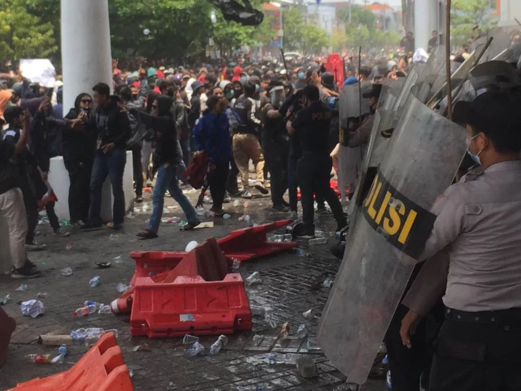 1602160599953-demo-rusuh-di-kota-tegal