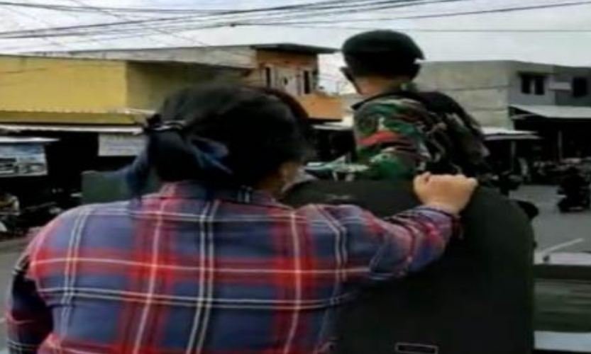 Heboh Wanita Berbaju Kotak-Kotak Naik Panser TNI yang Mau Copot Baliho Habib H-R5, Warganet Curiga