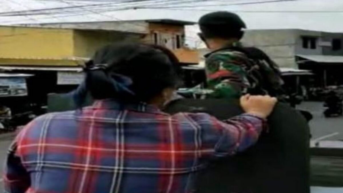 Baju KotaK-KotaK Ternyata Jurnalis Baju KotaK-KotaK Ternyata Jurnalis