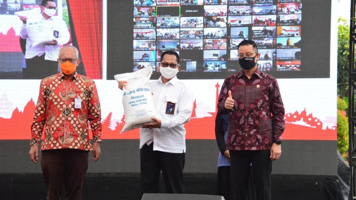 Bulog Tuntaskan Penyaluran Bansos Beras Bulog Tuntaskan Penyaluran Bansos Beras