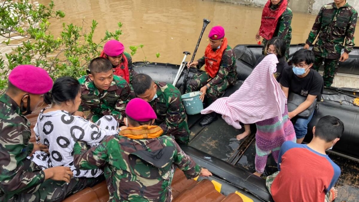 Marinir TNI AL Berhasil Melaksanakan Evakuasi