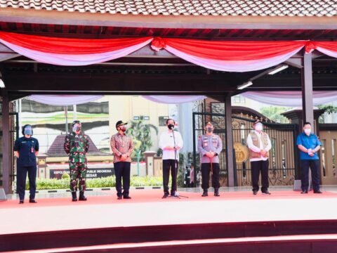 Jokowi: TNI-Polri Sukseskan Dua Juta Vaksinasi