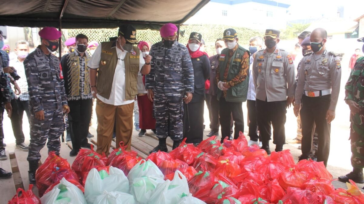TNI AL, Marinir Distribusi Makanan Untuk Pasien Isoman