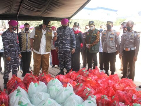 TNI AL, Marinir Distribusi Makanan Untuk Pasien Isoman