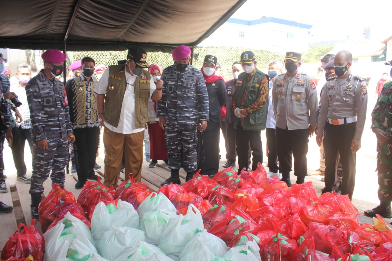 TNI AL, Marinir Distribusi Makanan Untuk Pasien Isoman