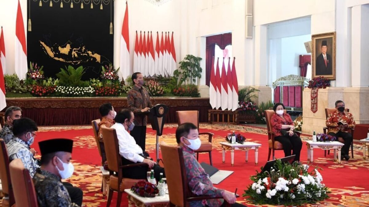 Presiden Pesan Ubah Laku: Kita Tetap Harus Berada Pada Posisi Kehati-hatian Presiden Pesan Ubah Laku: Kita Tetap Harus Berada Pada Posisi Kehati-hatian