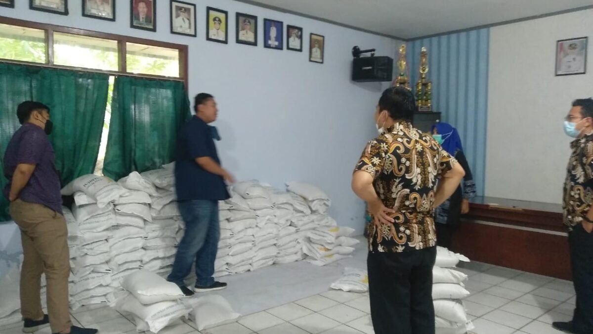 BULOG Langsung Ganti Beras Bantuan PPKM Di Pandeglang BULOG Langsung Ganti Beras Bantuan PPKM Di Pandeglang