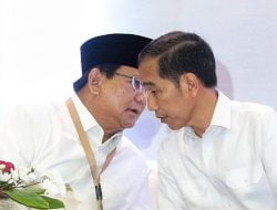 Prabowo Membisiki Jokowi, Apakah Tentang Panglima TNI?