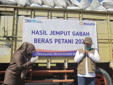 BULOG Berhasil Serap 1 Juta Ton Beras Petani Lokal