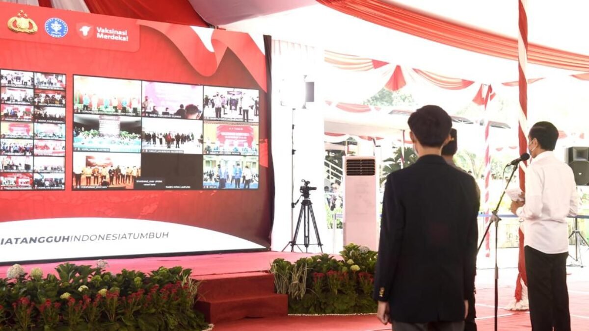 Peserta Vaksinasi Merdeka Disapa Jokowi, Mereka Menyapa Apa?