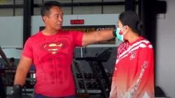 Andika dan Istri Kompak Mengenakan Pakaian Merah