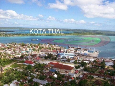 Menko Marves Luhut B Panjaitan Melepas Eksport Perdana Rumput Laut di Kota Tual, Maluku