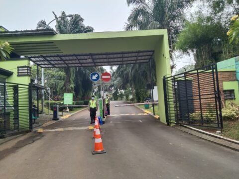 Satpam Seragam Cokelat, Makin Membuat Rasa Aman Warga Kompleks