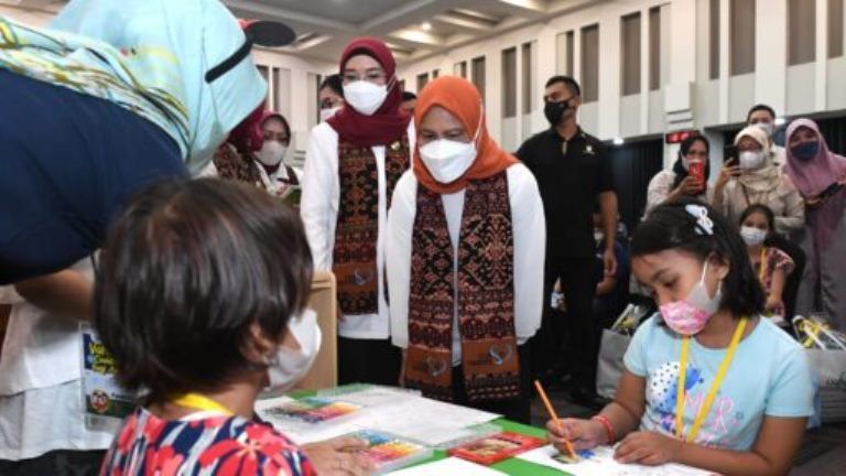 Ibu Negara Meninjau Pelaksanaan Gebyar Vaksinasi Anak Usia 6-11 Tahun