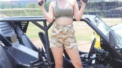 Perempuan dan pistol