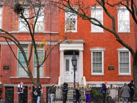 New York Bagikan Masker, dan Alat Tes Pribadi di tengah Kepungan Omicron
