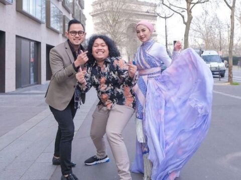 Para Artis MS Glow Pamer Batik di Paris Fashion Week 2022