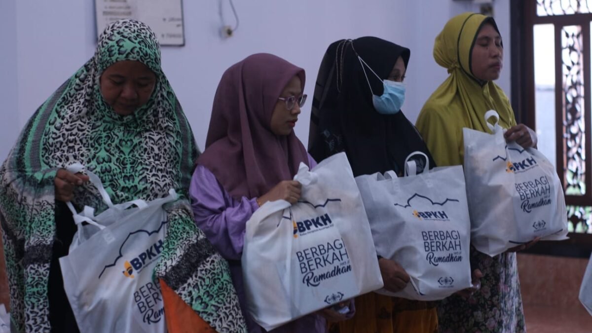 BPKH RI – NU Care Sebar 200 Paket Al-Quran dan Bingkisan Ramadhan di Maluku Utara