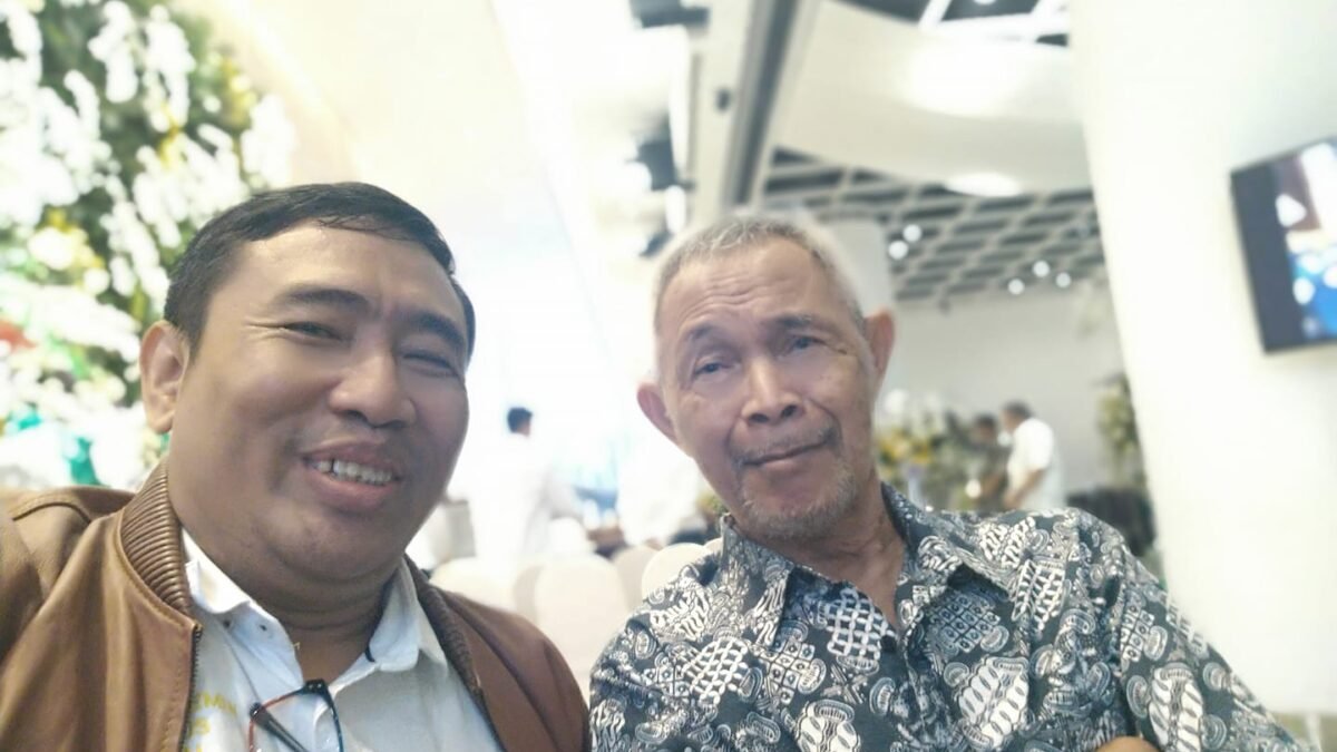 ‘Ribut Ini Pangkalnya Apa’ Catatan Pinggir FB Goenawan Mohamad ‘Ribut Ini Pangkalnya Apa’ Catatan Pinggir FB Goenawan Mohamad