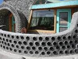 Membangun Rumah Memakai Bahan Rongsokan dan Sampah