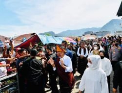 Antusiasme Tinggi Warga Ende Saat Presiden Jokowi Kunjungi Pasar Mbongawani•