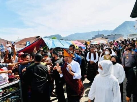 Antusiasme Tinggi Warga Ende Saat Presiden Jokowi Kunjungi Pasar Mbongawani•