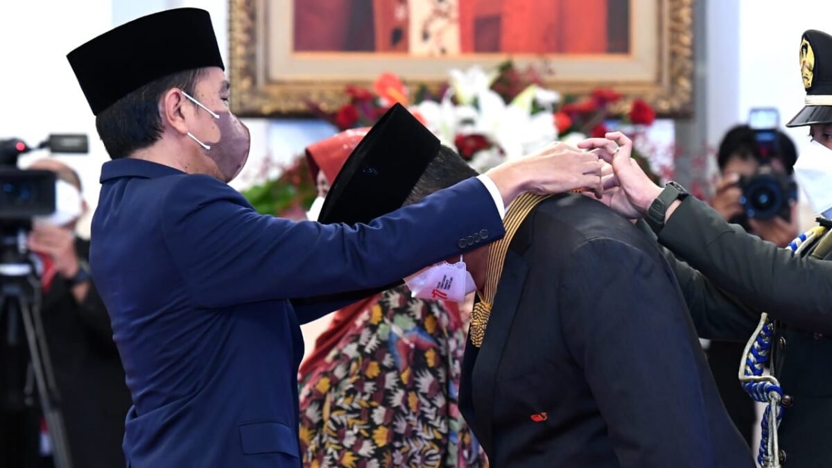Presiden Jokowi Anugerahkan Tanda Kehormatan bagi 127 Tokoh