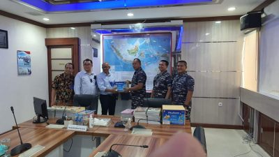 TNI AL Terima Bantuan Buku Dari Gramedia Untuk Anak-anak di Pulau Terluar