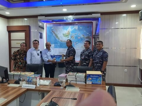 TNI AL Terima Bantuan Buku Dari Gramedia Untuk Anak-anak di Pulau Terluar