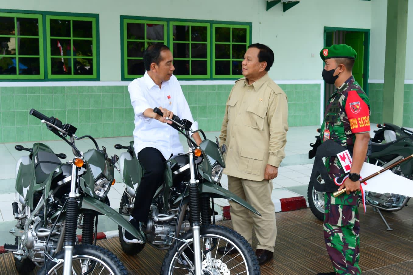 Jokowi Tinjau Penyerahan Motor di Kodim 1503/Tual