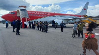 Joko Widodo Tiba di Mimika Disambut Danrem 174/Merauke dan Forkopimda