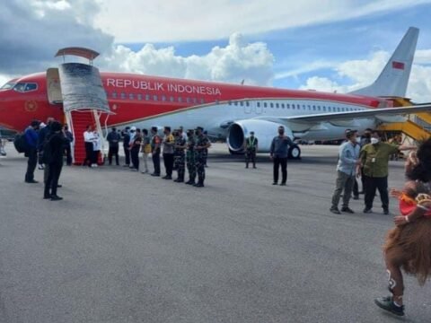 Joko Widodo Tiba di Mimika Disambut Danrem 174/Merauke dan Forkopimda Joko Widodo Tiba di Mimika Disambut Danrem 174/Merauke dan Forkopimda