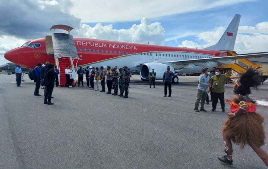 Joko Widodo Tiba di Mimika Disambut Danrem 174/Merauke dan Forkopimda