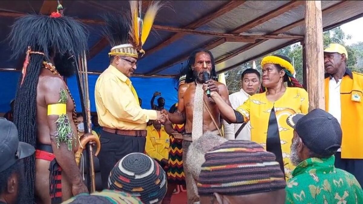 Ribuan Masyarakat Hadiri Penobatan John Tabo Sebagai Kepala Suku Besar Tolikara