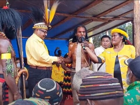 Ribuan Masyarakat Hadiri Penobatan John Tabo Sebagai Kepala Suku Besar Tolikara