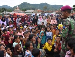 Lihat Kedekatan Prajurit TNI AL Dengan Masyarakat di Lokasi Terdampak Bencana