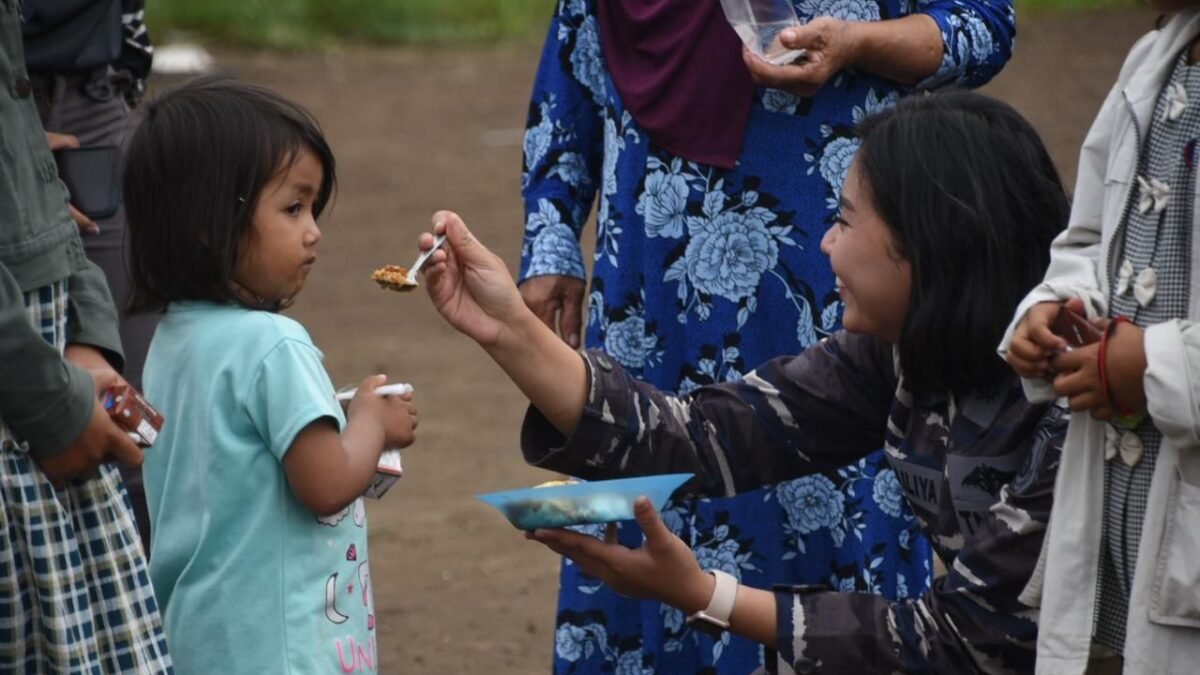 Lihat Kedekatan Prajurit TNI AL Dengan Masyarakat di Lokasi Terdampak Bencana