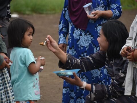Lihat Kedekatan Prajurit TNI AL Dengan Masyarakat di Lokasi Terdampak Bencana