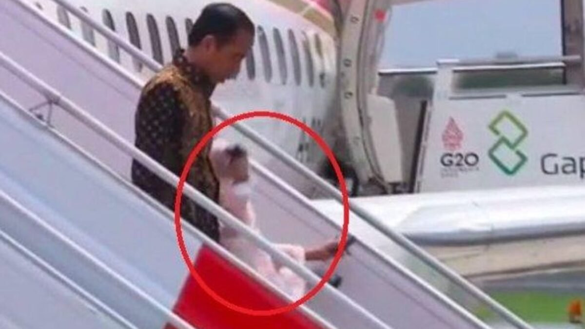 Ibu Negara Iriana Jokowi Terpeleset di Tangga Pesawat, Kondisinya Baik Ibu Negara Iriana Jokowi Terpeleset di Tangga Pesawat, Kondisinya Baik