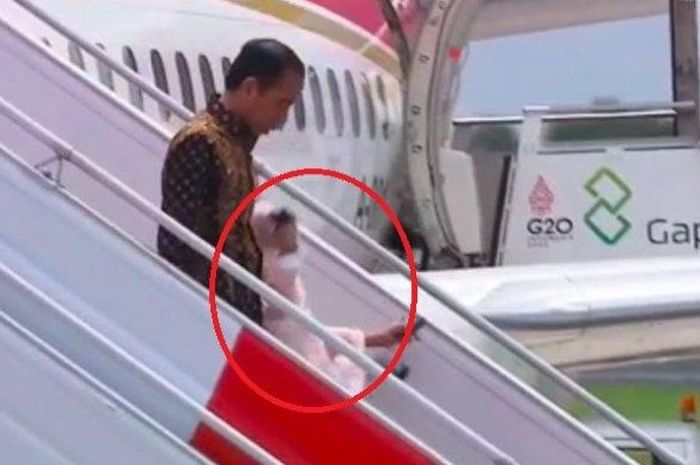 Ibu Negara Iriana Jokowi Terpeleset di Tangga Pesawat, Kondisinya Baik