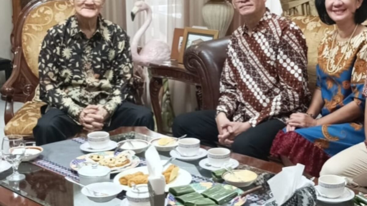 Indra P Siwabessy dan Mutiara Siwabessy Wakili Keluarga Besar Siwabessy Berdoa Untuk Kesehatan Pak Try Sutrisno