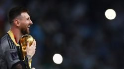 messi-gunakan-bisht-saat-angkat-trofi-1_169
