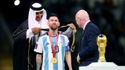 messi-gunakan-bisht-saat-angkat-trofi-3_169